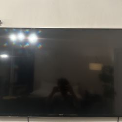 Samsung 55 Inch TV with Wall mount (no Remote)