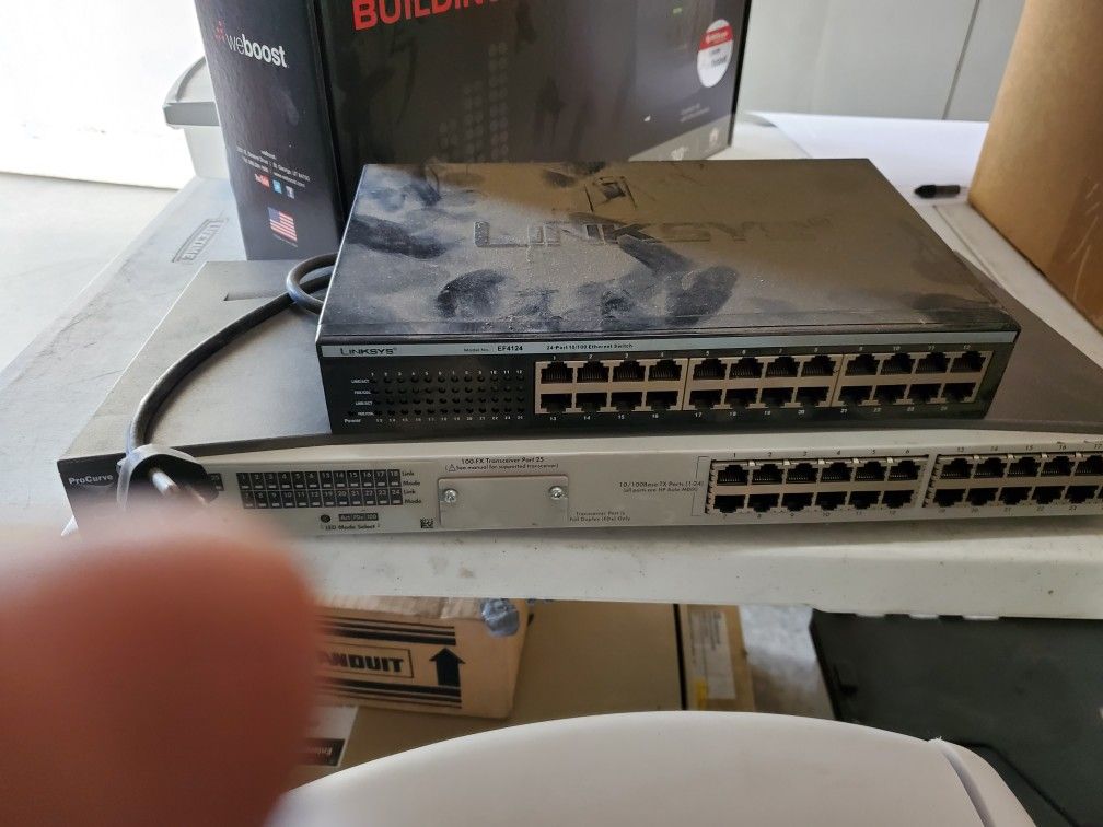 Cisco Linksys 24 Port EtherFast 4124 10/100 Ethernet Network Switch EF4124