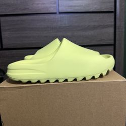 Yeezy Slide Green Glow Size 10 ( OG RELEASE )