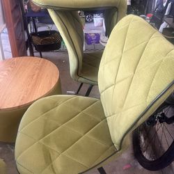 4 Dining Chairs And Storage Ottoman 