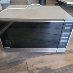 Panasonic Counter Top Microwave 2.2cu.ft.
