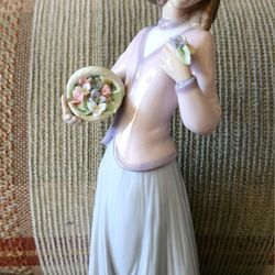 LLADRO #7644 INNOCENCE IN BLOOM 1996 COLLECTOR SOCIETY GIRL W/FLOWER BASKET