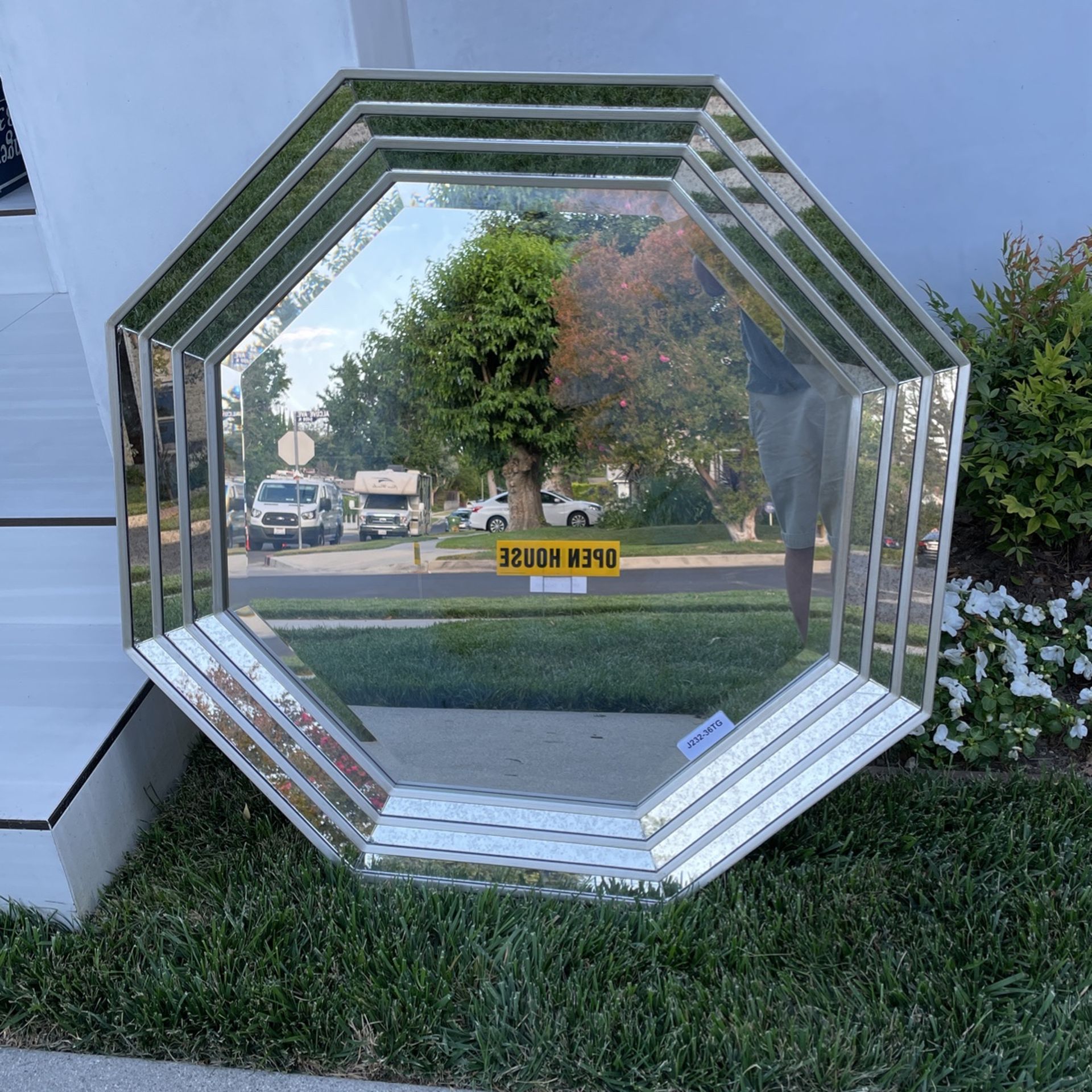 Beautiful Brand New Wall Mirror 36 Inch With Antique Mirrors On Boarders Slight Damage In Shipment Retail For $399 Asking $49