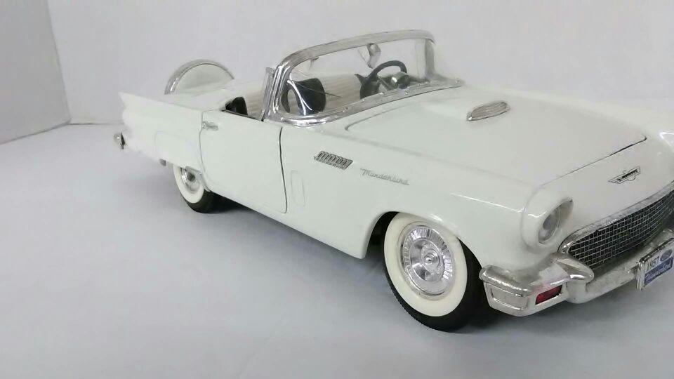 1957 Ford Thunderbird - Scale Model Car 1:18 -