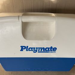 Igloo Playmate Elite 16 Qt Hard Sided Cooler w/ Tent Design