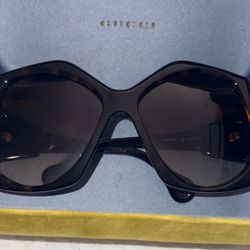 Gucci Oversized Sunglasses – Brand New w/ Case