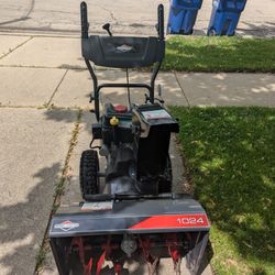 Briggs & Stratton 24" Dual-Stage Snow Blower with Electric Start, 208cc, 1024 (1696610)