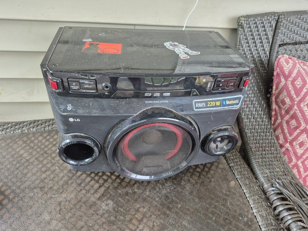LG OM465 Bluetooth Speaker