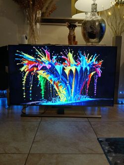 Like New Samsung Smart UHD 4K Crystal TV with original voice assistant remote