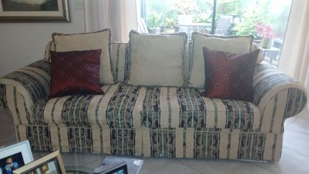 Sofá   80 inch long
