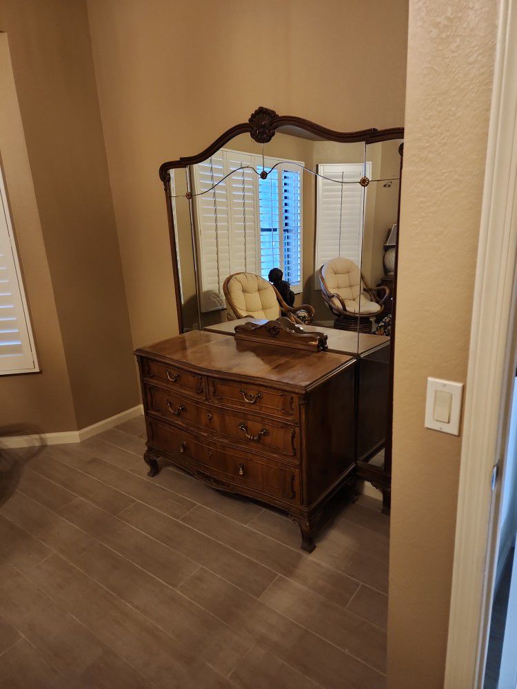 antique dresser and mirror set