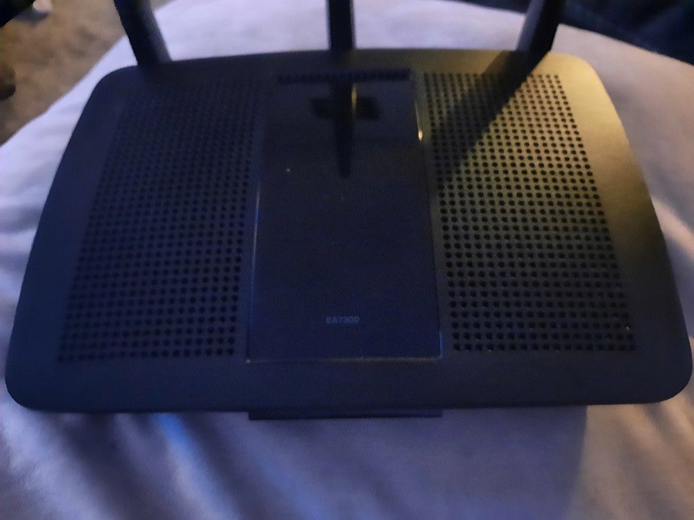Linksys EA7300 V2 AC1900 V2 Dual-Band Max Stream MU-MIMO Wireless Router. 
Great condition.   