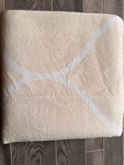 Amazon Basics 6’ x 9’ Geometric Area Rug – light yellow, and white