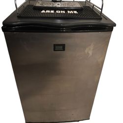 Like New Duel Tap Kegerator With Two Tanks 