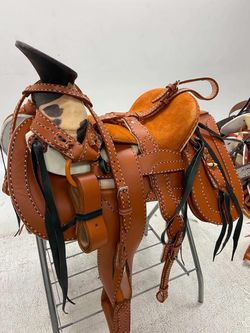 Montura charra de cuero cosido à mano con fuste forrado de cuero natural