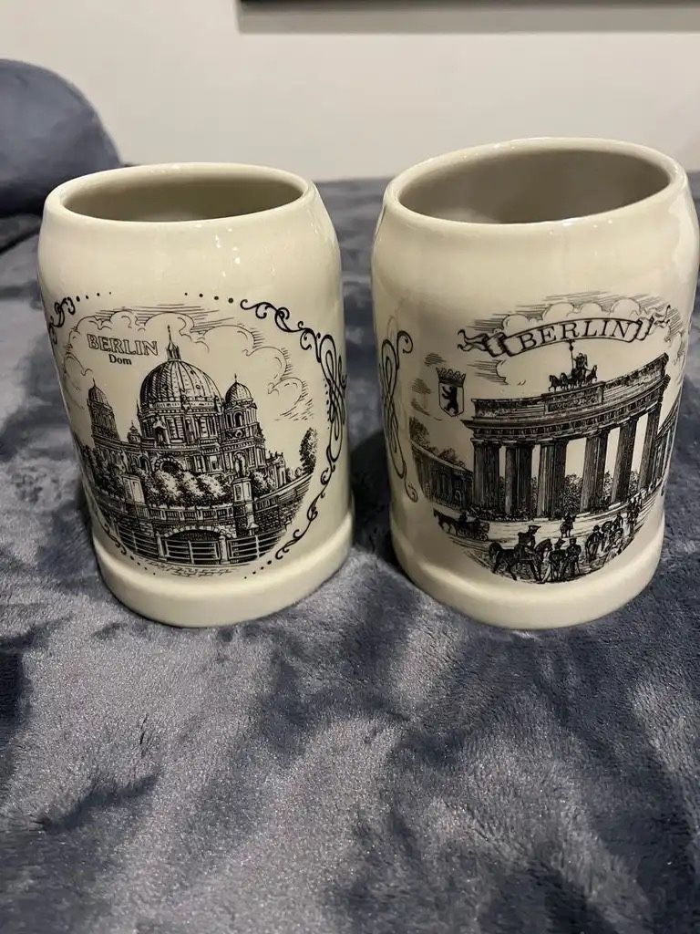 Vintage Berlin Souvenir landmark set of 2 mugs approx H5.5”w4.5 handle not included in measurements