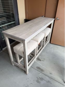 Bar Table with 3 bar chairs