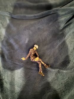 Gojo sitting figure