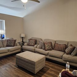 Livingroom Set With Ottoman 