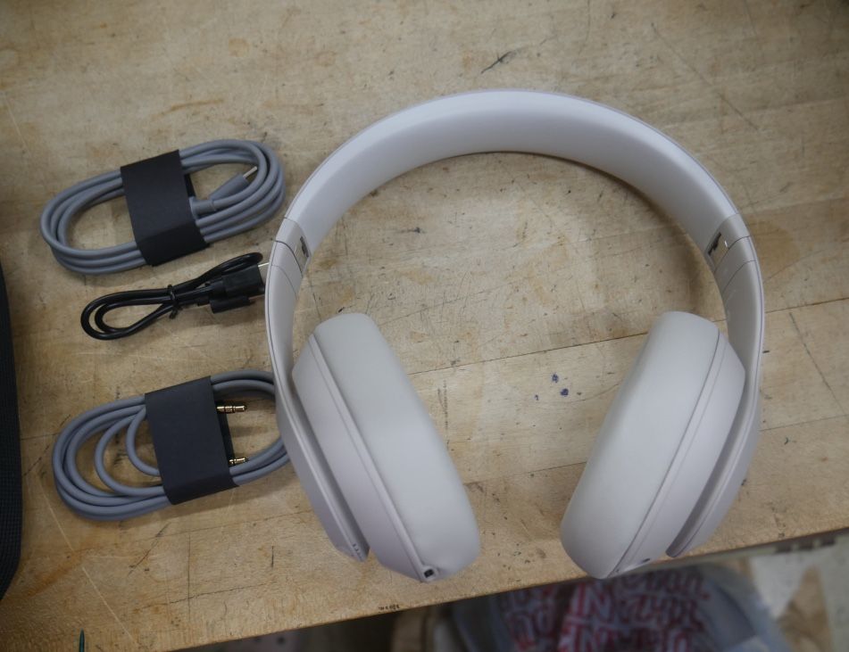BEATS HEADPHONES STUDIO PRO BEIGE COLOR WITH CASE MINT 887262-1