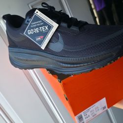 Nike Vomero 18 GORE-TEX, a waterproof road running shoe designed for comfort in wet conditions