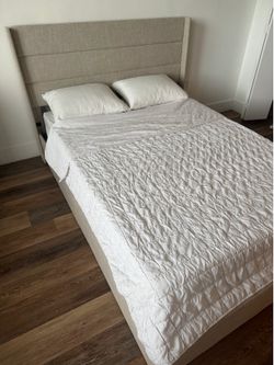 Queen Size Lift Up Storage Bed Frame Light gray beige URGENT