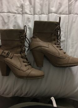Women 7 1/2 beige boots