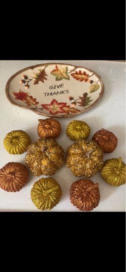Glitter plastic pumpkin decor bundle with plate