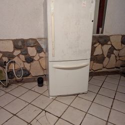 Refrigerator 