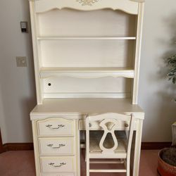 Girl’s Pearl White 3 Piece Desk