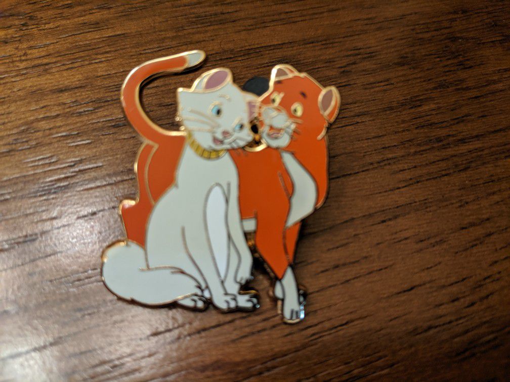 Disney pin featuring Thomas O'Malley and duchess