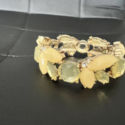 Vintage Style Yellow Gold Faceted Stretch Bracelet – Floral Leaf Design – Gold Tone – 6 cm