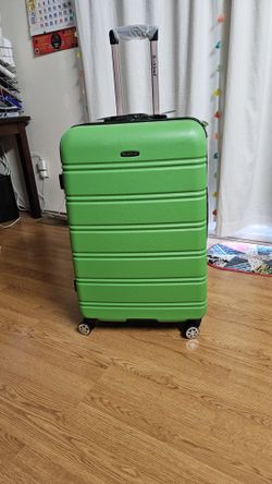 NEW Rockland 28", 24" Green Luggage .
