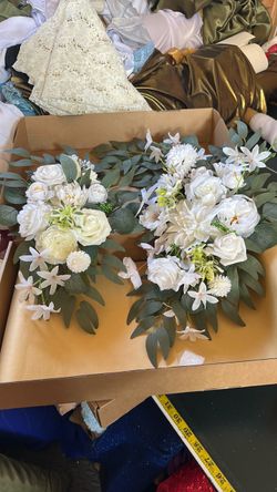 2 pieces white flowers for backdrop