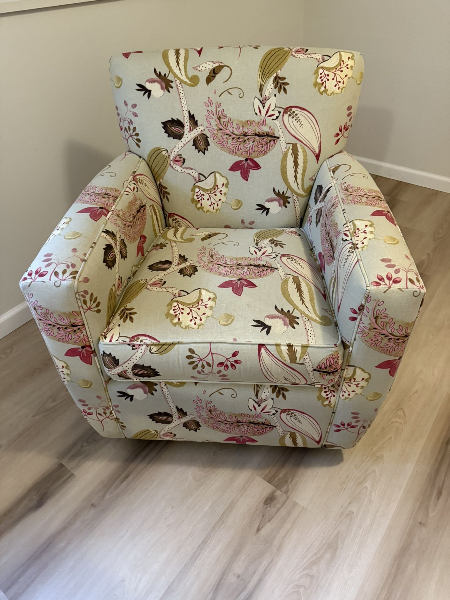 Crate And Barrel Swivel/Glider In Excellent Condition