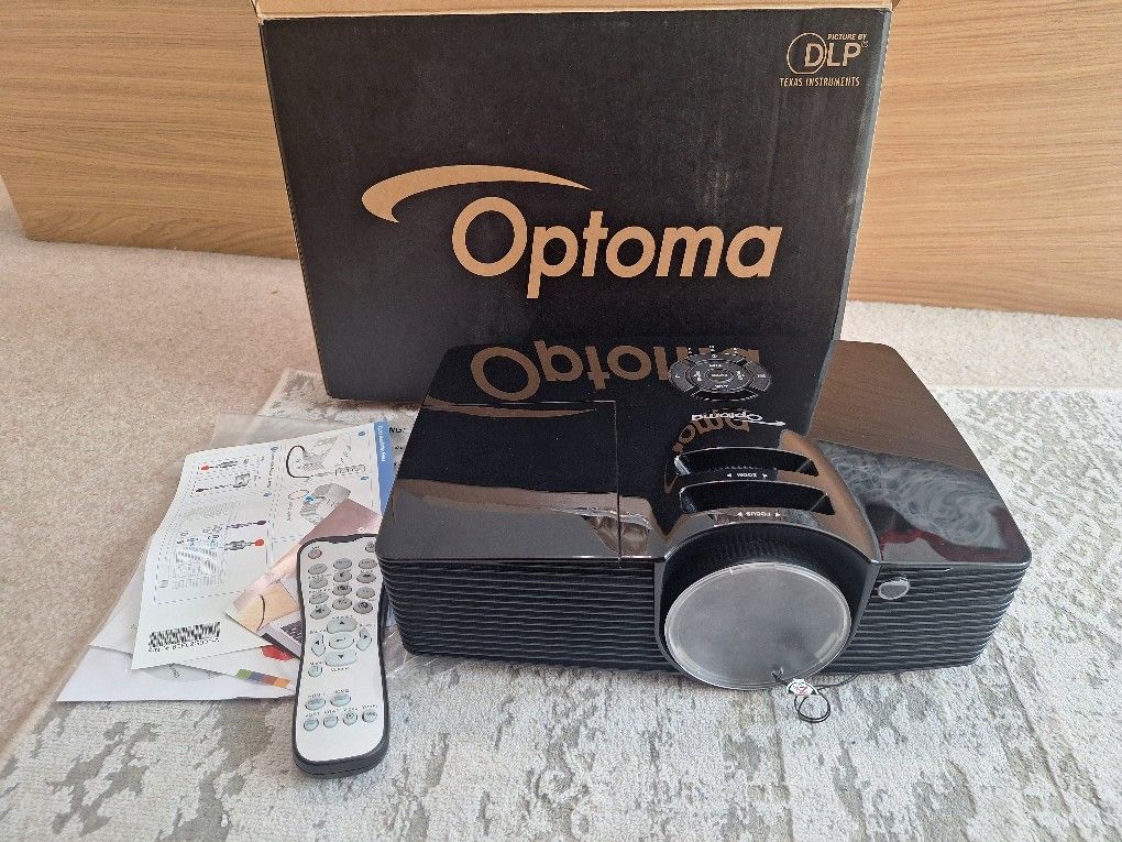 Optoma HD 141X 3D Projector + Projector Screen 120 Inch