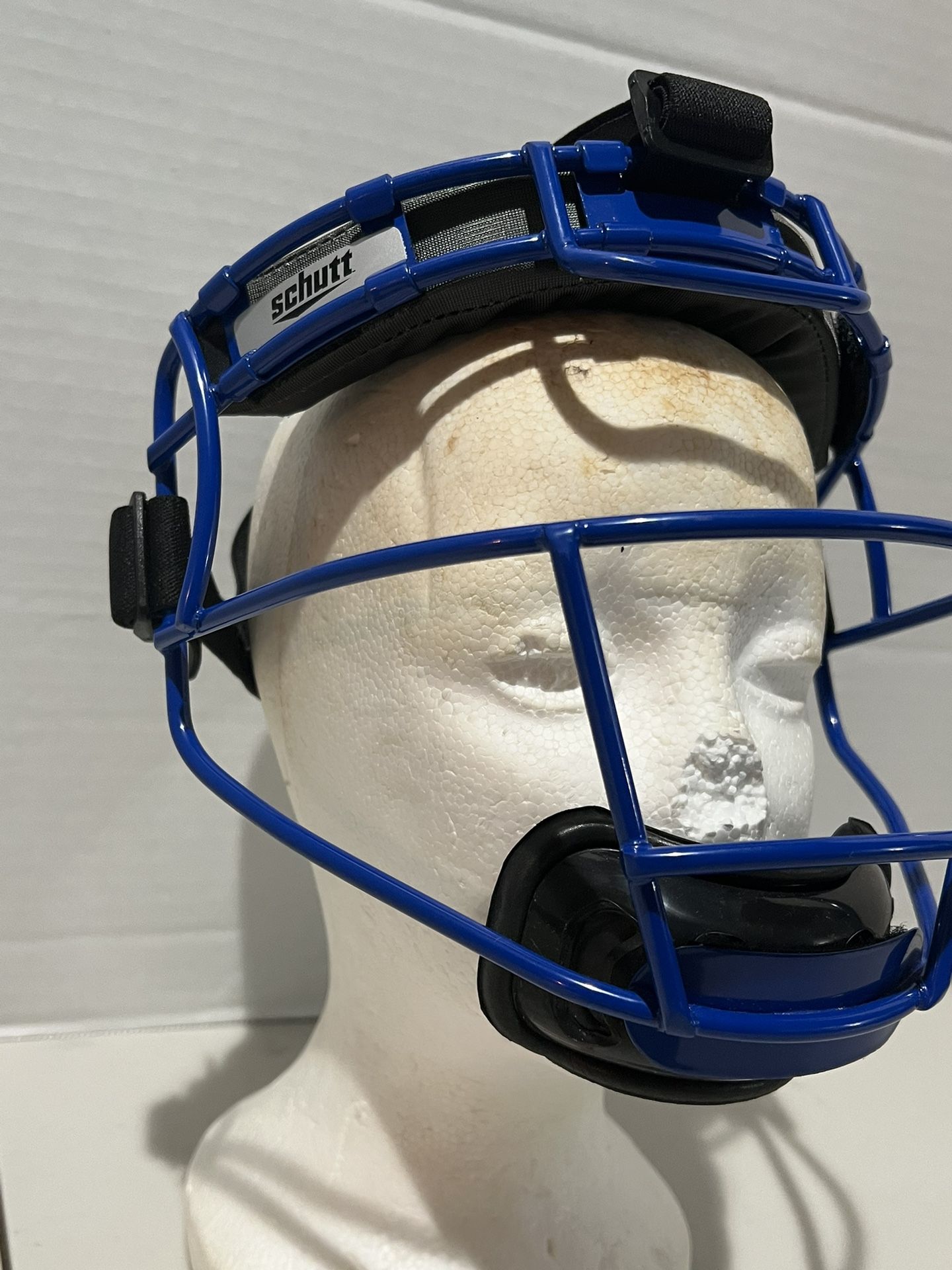 Schutt Fielder's Guard Softball Face Mask for Fast Pitch Softball Blue. New without tags with very minor cosmetic blemishes.