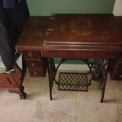 Singer Sewing Machine 