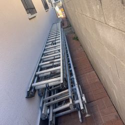 Escalera de 32 pies de aluminio casi nueva muy barata $360 cada   