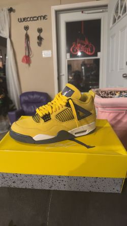 Jordan 4 Lightnings Size 8