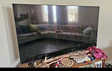 Great Condition SAMSUNG 55” SmartTV ECHOGEAR Wall Mount Option