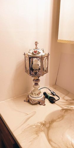 BEAUTIFUL Porcelain Accent Lamp - made in Italy - 15" high x 6" wide.