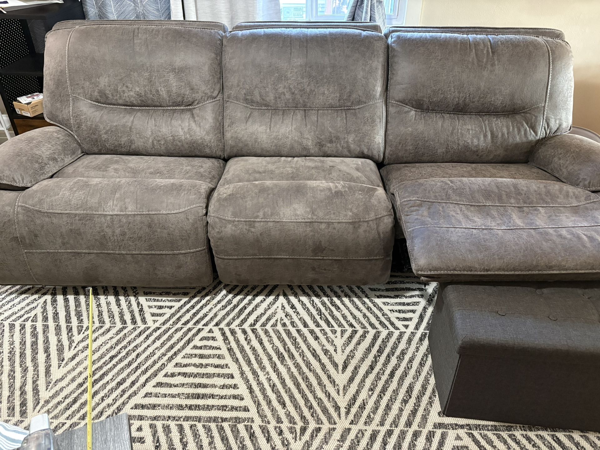 Recliner Couch-READ FIRST Before You MSG Me