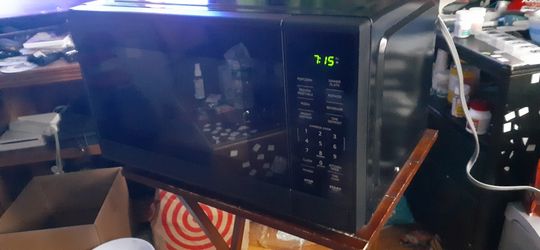 WALMART MICROWAVE 1.1 CUBIC FEET 1,000 WATTS OF POWER CLICK ON PICTURE YOU WILL GET FULL PICTURE SIZE 