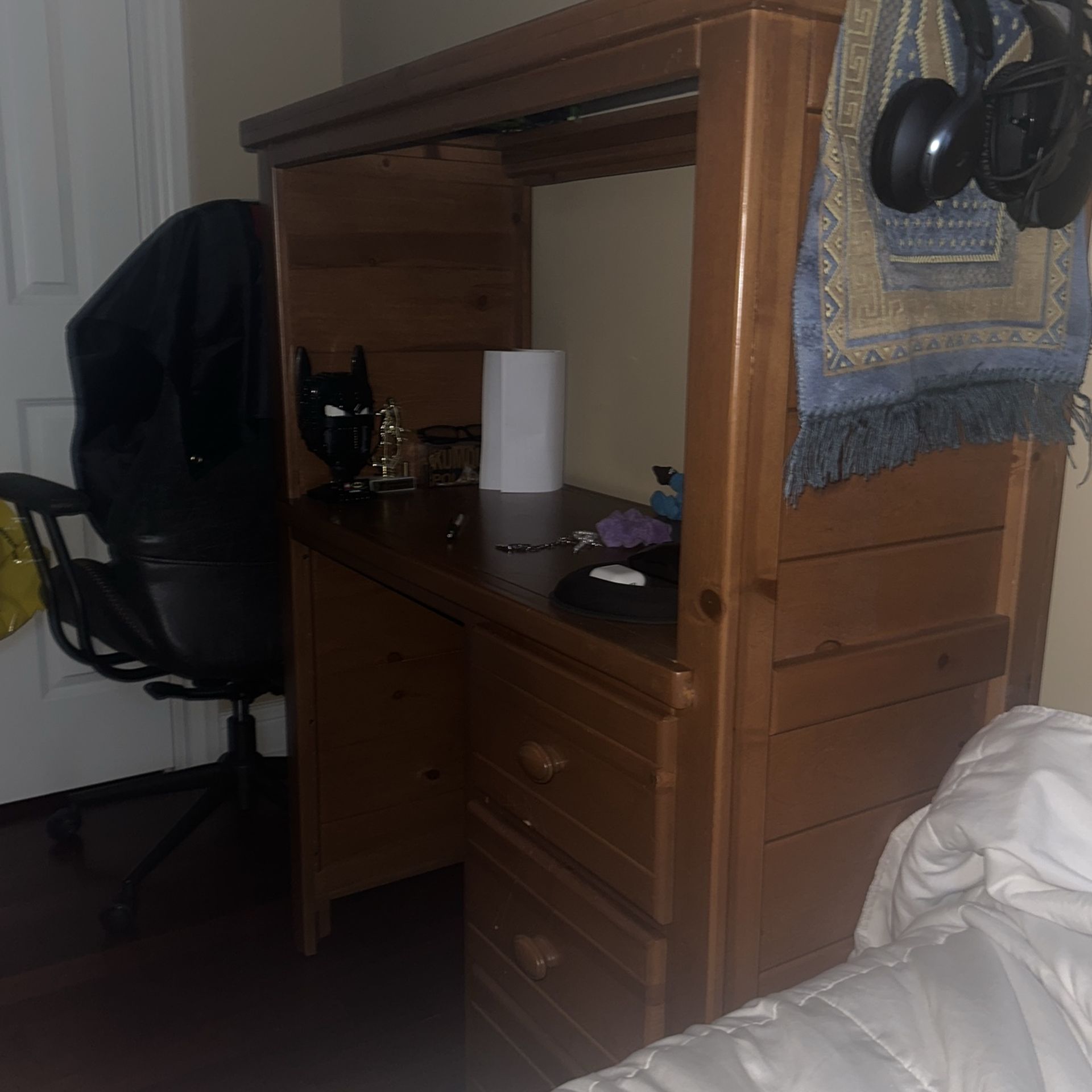 GREAT wooden Gaming Desk 47x20 With 3 Drawers In Great Condition And Negotiable Price 