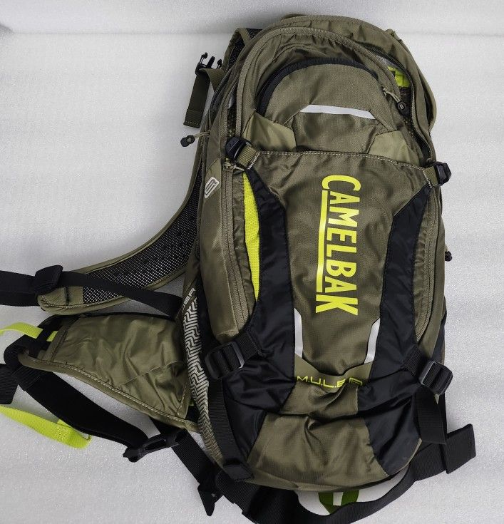 Like NEW - CamelBak M.U.L.E. 12 Hydration Pack