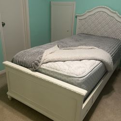 Twin Bed and Dresser - Star Furniture