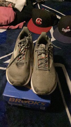 Brooks Revel 8 sneaker shoes  Green White Orange Low Top Lace-Up Sneaker Men shoes size 10.5 used once tried on like new
