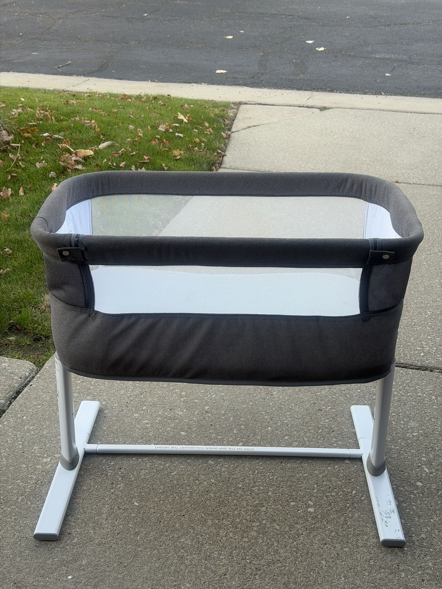 Baby Bassinet//Bedside Sleeper with Adjustable Height