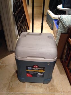 70 qt maxcold roller cooler on wheels